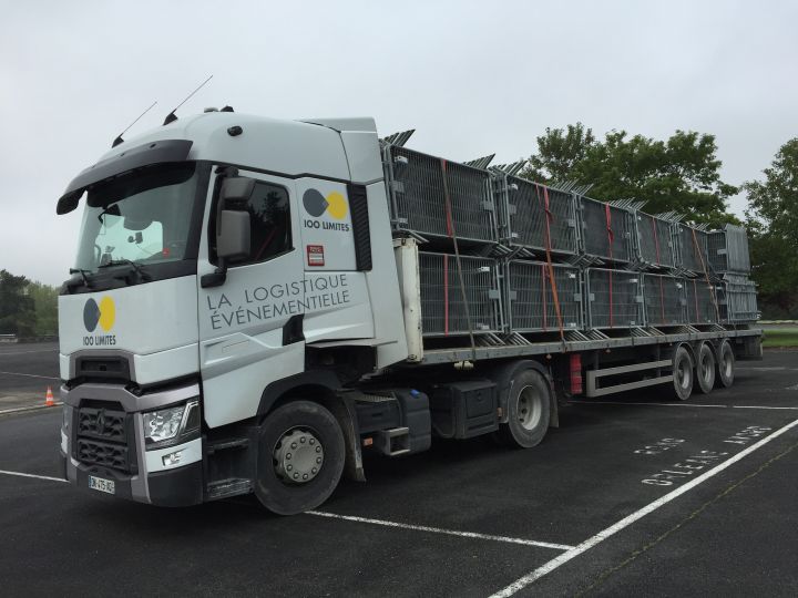 Barrières de police grillagées - Transport camion | 100limites